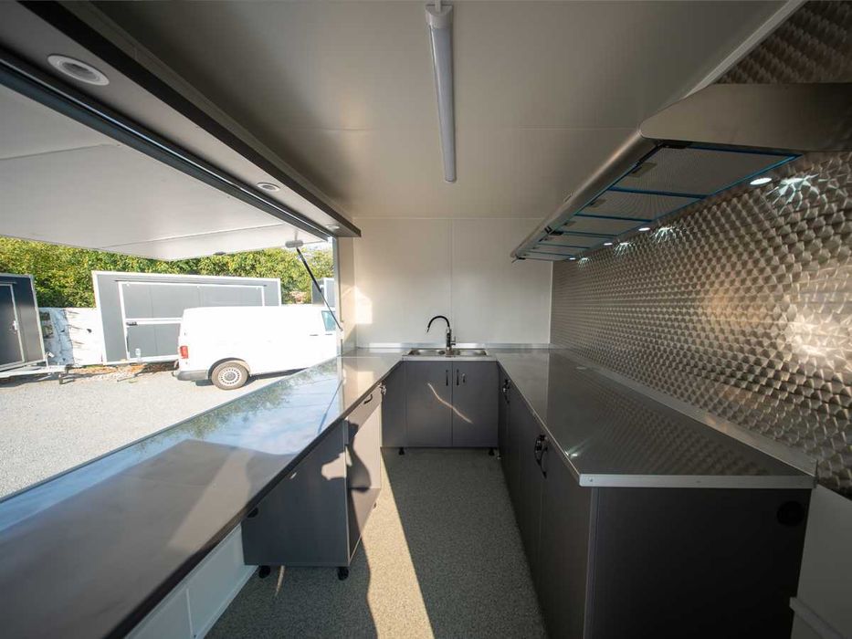De închiriat: Rulotă comercială / Food Truck 3x2m – Inox, 2 Hote (Min. 3 luni)