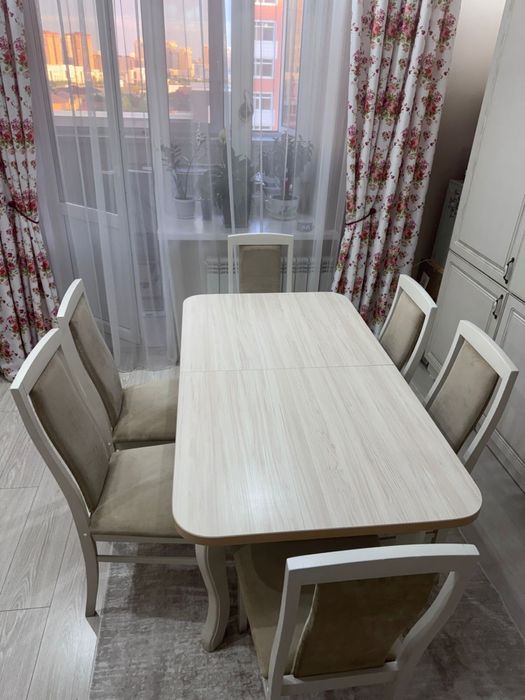 стол и стулья продам срочно