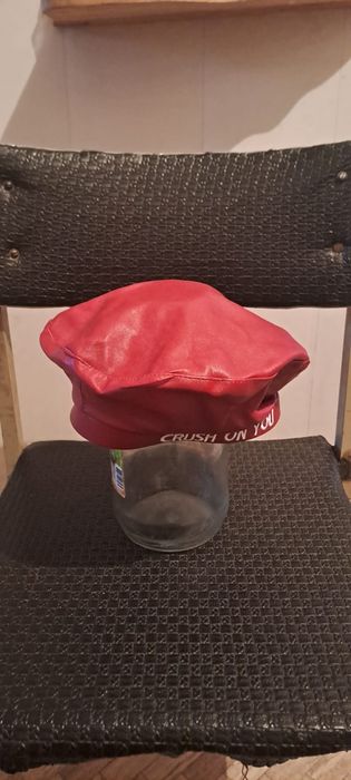 Шапки женские.Черные и красные.