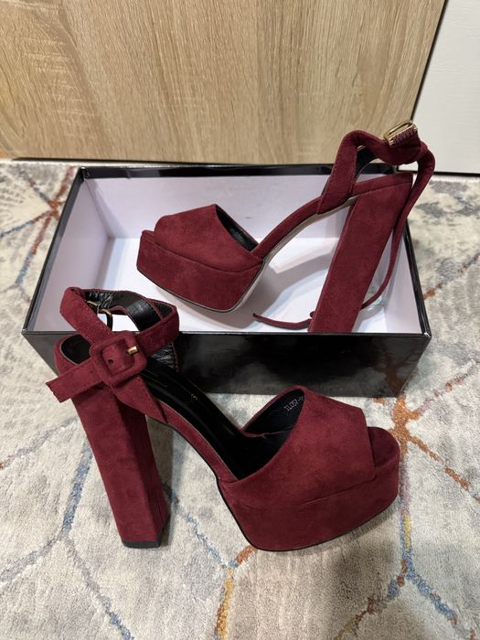 Продаю бардовые босоножки