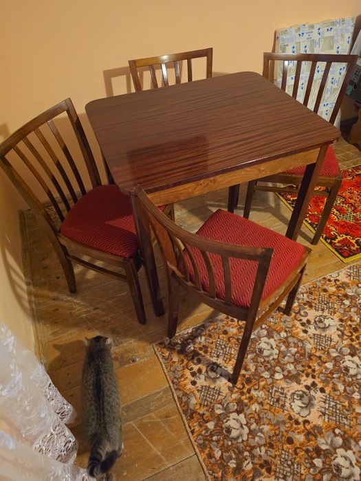 Mese classice cu scaune tapitate