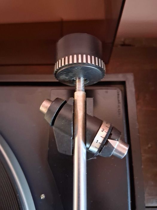 Продавам грамофон DUAL 1214