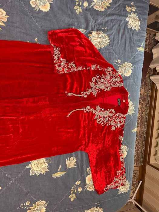 Женская абая в красном цвете