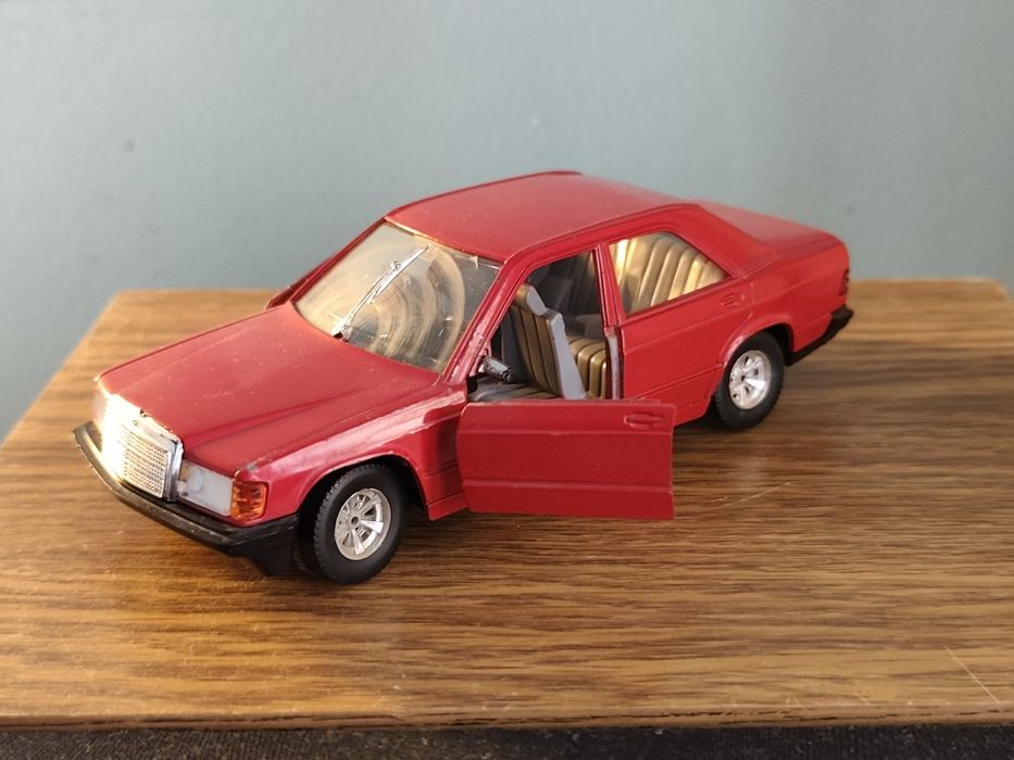 Macheta burago Mercedes-Benz 190 E scara 1/25