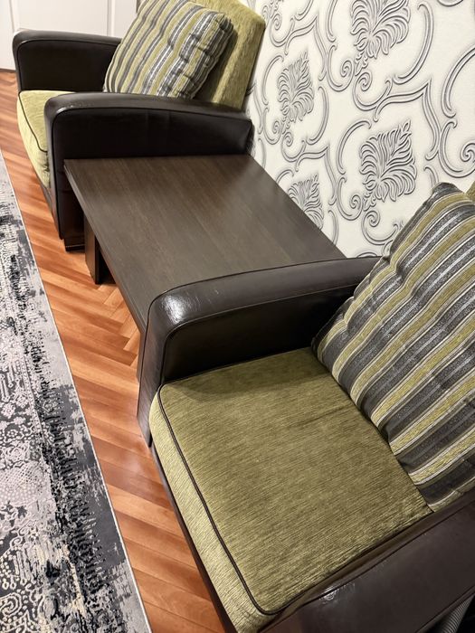 Кожанные кресла и стол