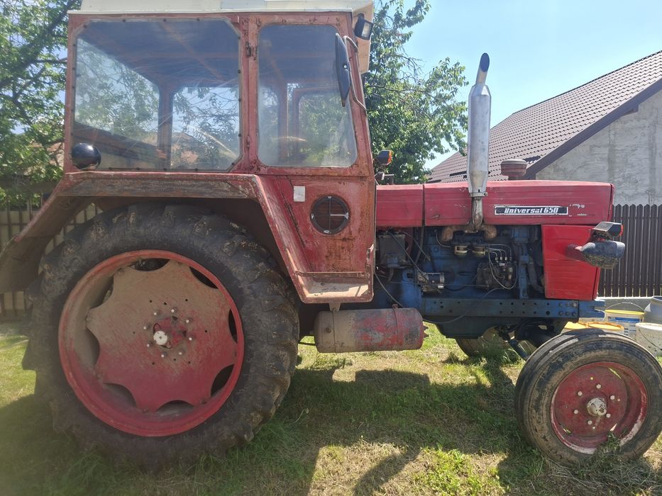 Vând tractor universal 650