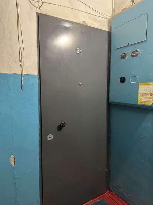 ………Дверь железный ……………