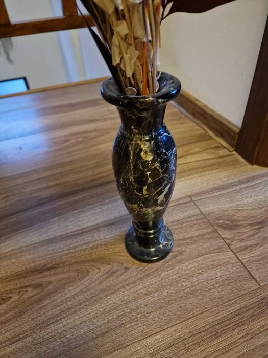 Aranjament cu vaza din roca marmorata de Praid