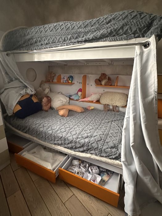 Кровать детская трехярусная.