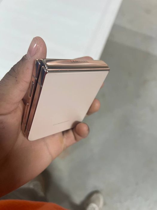 Galaxy Z Flip 4 modeli