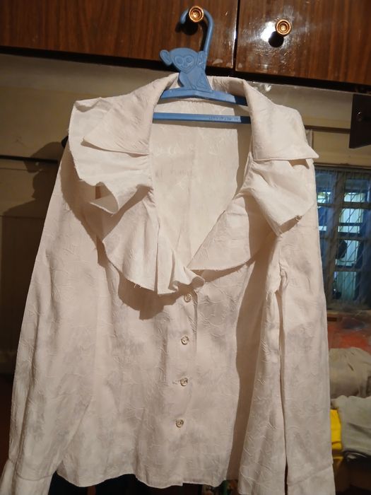 Офисные белые нарядные  блузки с пуговицами.