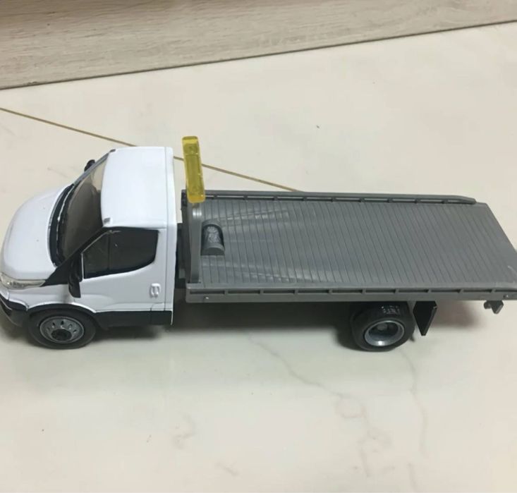 Игрушечная модель  эвакуатор Iveco