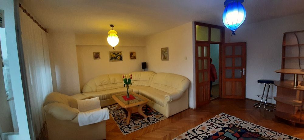 Dau spre închiriere apartament cu 3 camere