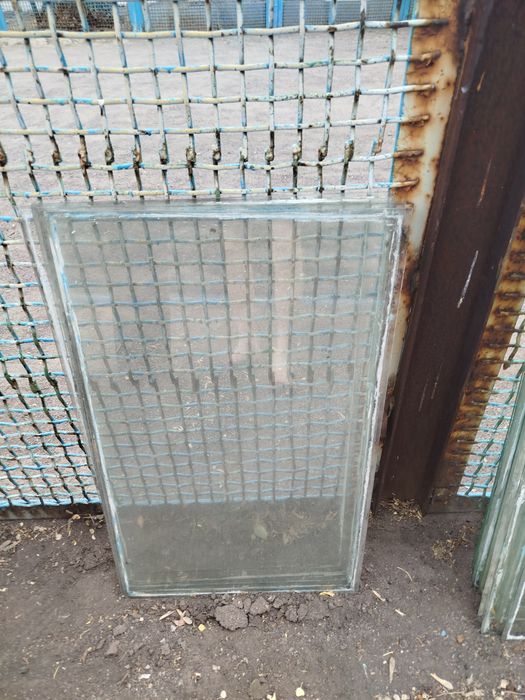 Продам оконные стекла разных размеров.