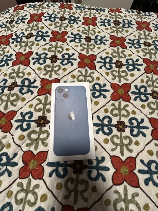 Продам IPhone 13