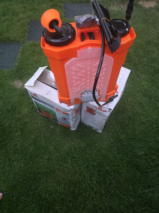 Pompă stropit cu acumulator