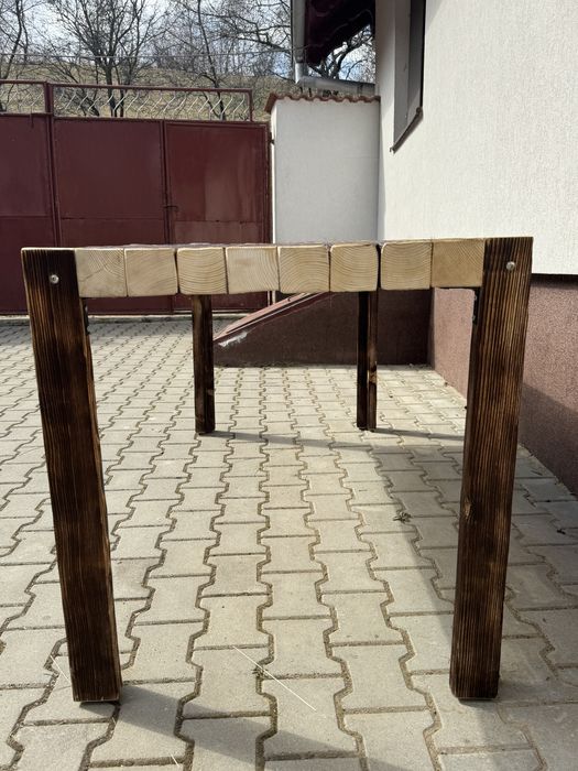 Vând masă din lemn masiv, realizată manual, cu design rustic autentic.