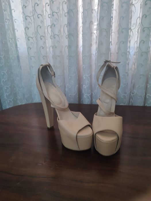 Обувь женская молочного цвета