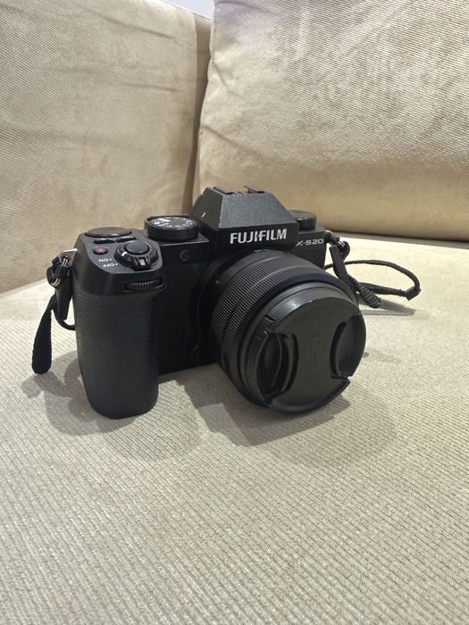 Vând set aparat de fotografiat FUJIFILM X-S20 + lentilă kit 15-45mm