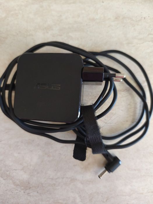 Laptop ASUS de vânzare, cu Windows 10 instalat.
