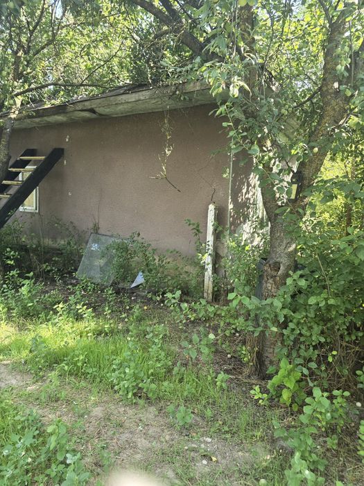 Teren si casa din chirpici