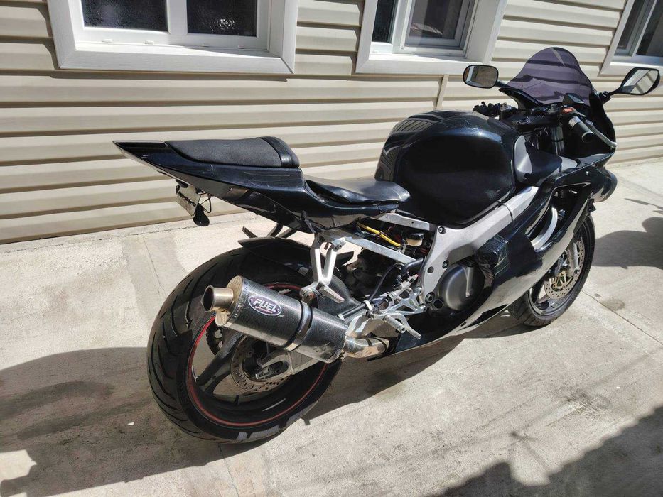Honda CBR 600 F4 на части