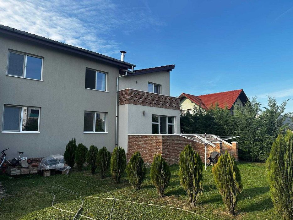 Ofer spre inchiriere jumatate de duplex