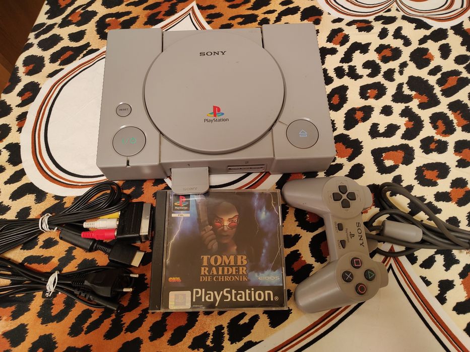 Vând PS1 Cu Accesorii + 1 Joc