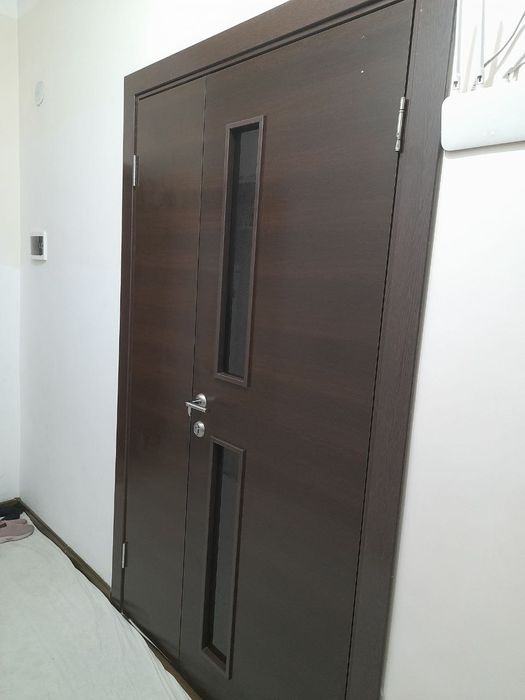 Uy xonalari uchun eshiklar.