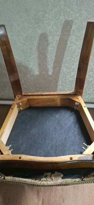 Стул из натурального дерева требует ремонта