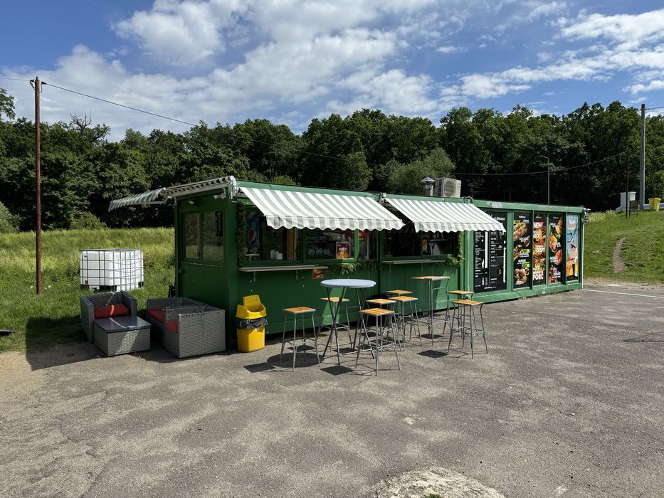 Container tip fast food si casuta de lemn