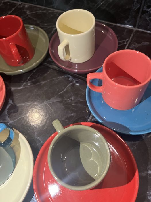 Комплект чаши за кафе с чинийки – различни цветове