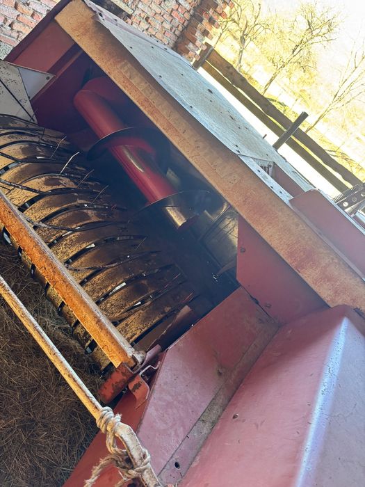 Vând balotiera international