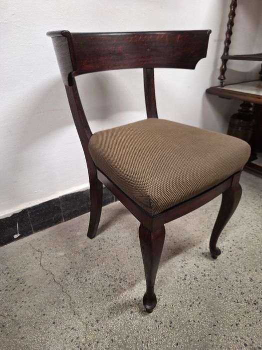 Винтидж стол с извит гръб