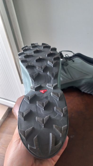Продам  кроссовки   SАLOMON