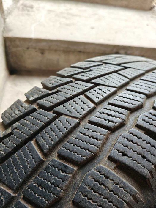 Продавам комплект от 5 зимни гуми 215/70 R16, монтирани на джанти.