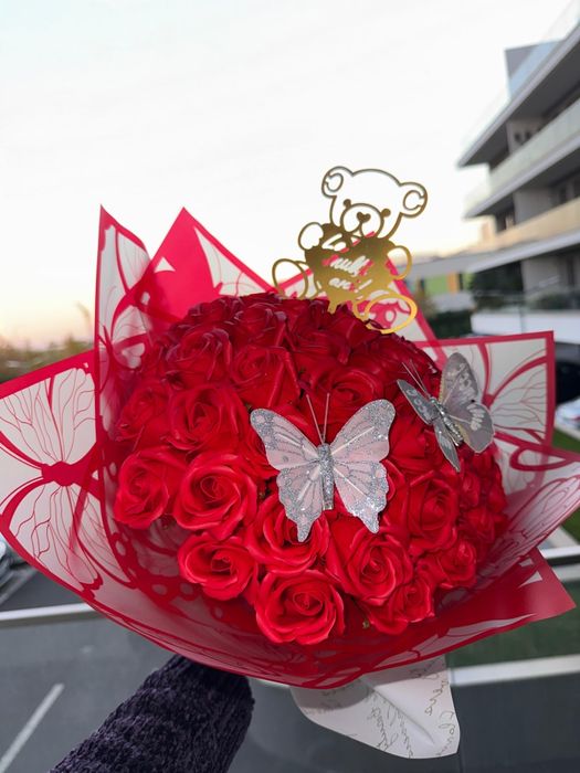 Buchete și aranjamente Trandafiri eterni