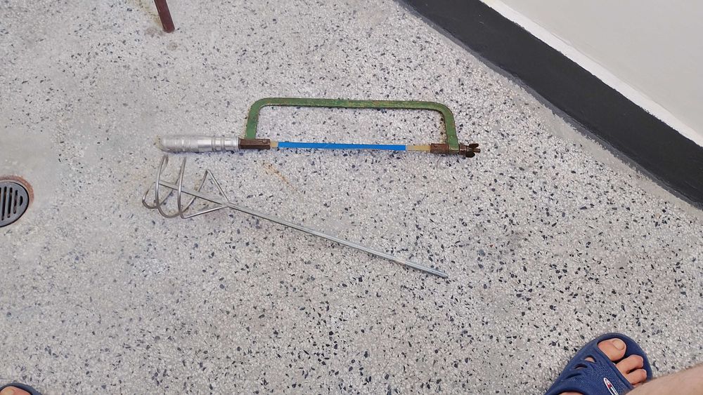 Ножовка и бъркалка.