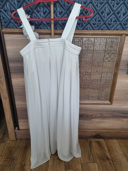 Страхотна бяла рокля