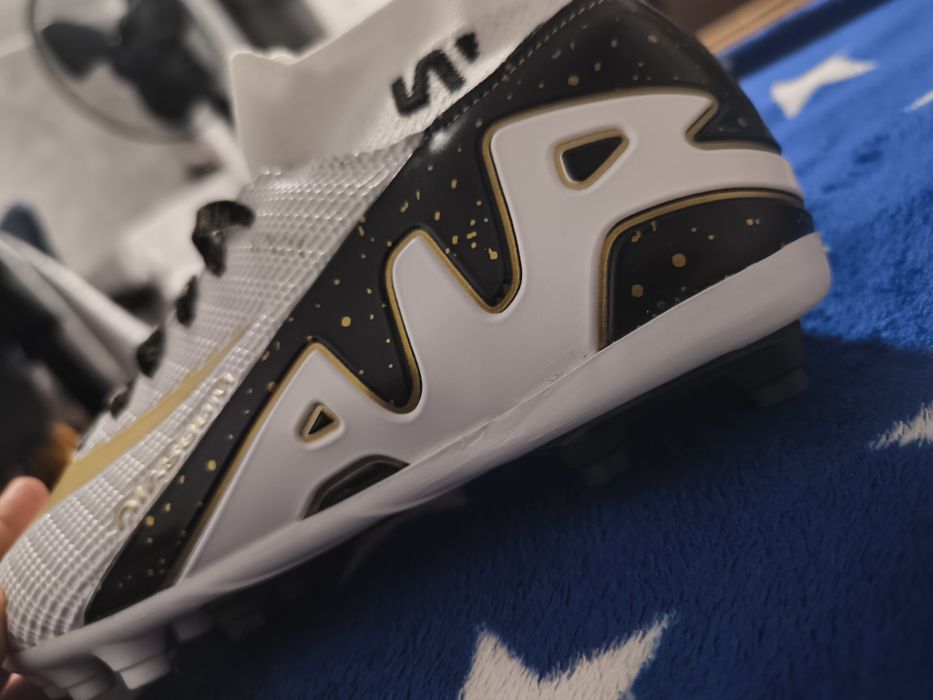 Vând crampoane nike Air mărime 37,5