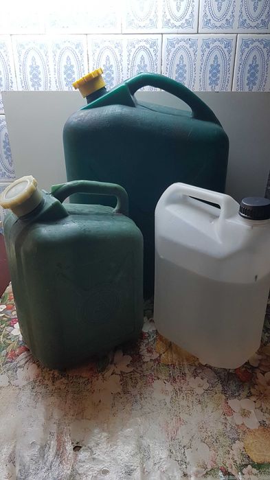 Borcane, damigene și canistre din plstic