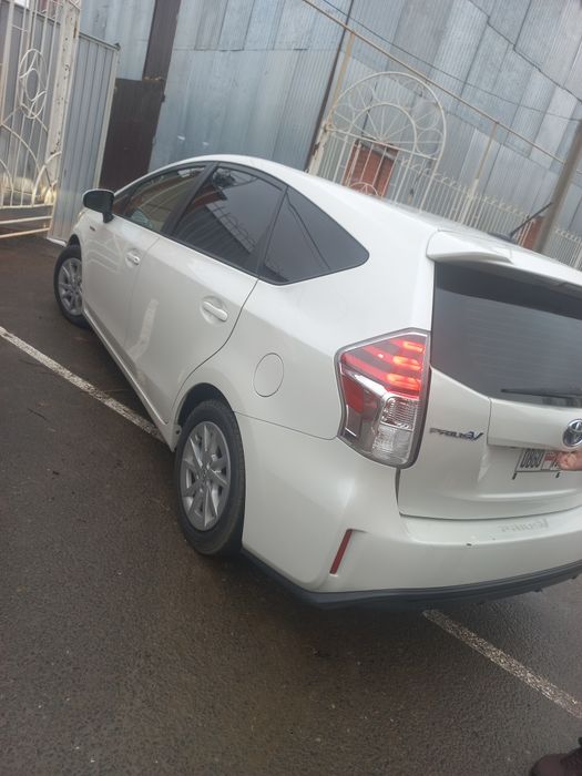 Tayota PriusV (гибрид)