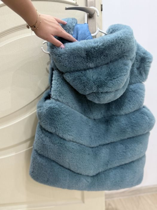 Пухкав син елек с качулка