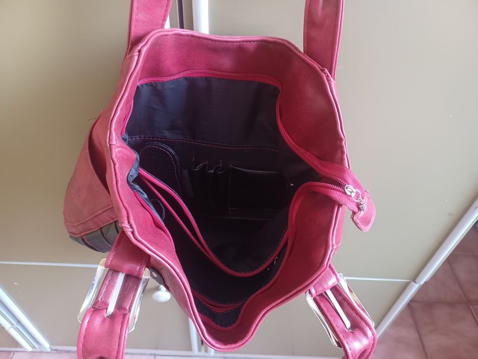 Червена запазена кожена чанта