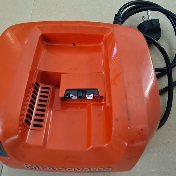 Incarcator Husqvarna QC 500  de 42 v defect