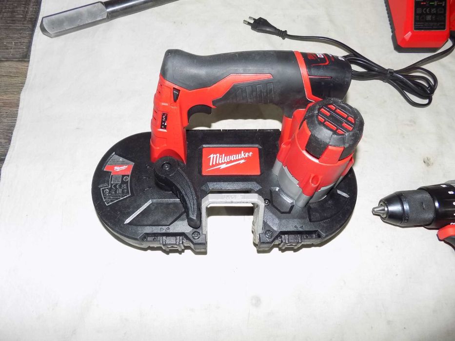 Fierastrau cu banda 12/18V Milwaukee