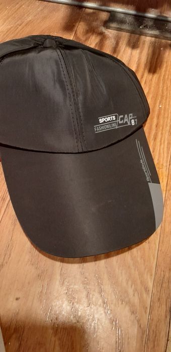 Шапки с дълга козерка