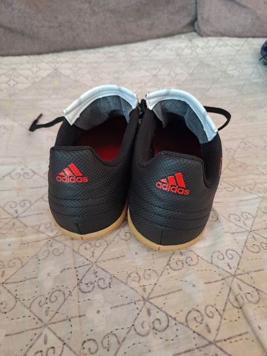Обувки за зала adidas
