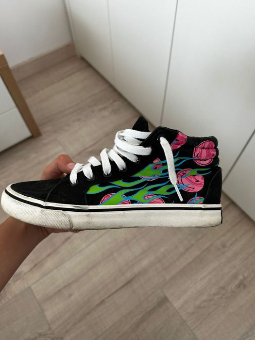 Vând bascheti moderni marca House cu smiley face