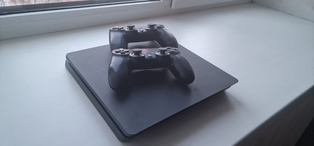 Продам Sony Playstation 4 

- Состояние нормальное!
- Два жостика
- Иг